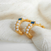 1 par de pendientes elegantes chapados en acero de titanio con forma de C de estilo barroco con incrustaciones de perlas artificiales y diamantes chapados en oro de 18 quilates