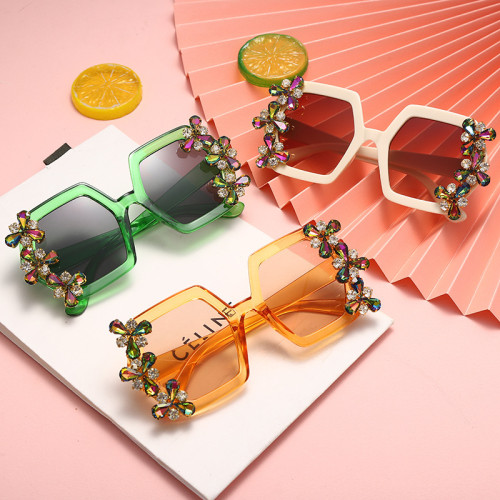Fashion Brand Designer Square Sunglasses Women Large Frame Diamond Sunglasses Men Lady Rhinestone Candy Color Sun Glasses UV400