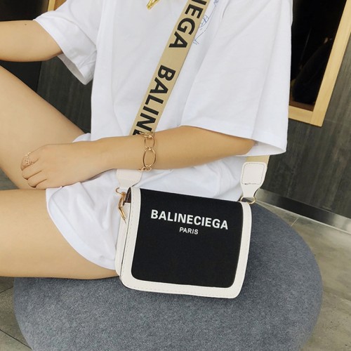 2022 Fashion Niche Design Small Square Bags Summer Letter Wide Strap Shoulder Messenger Bags Women Purse and Handbags Cc Gg Bags