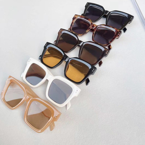 Fashion Square Women Sunglasses Retro Rivets Decoration Shades UV400 Men Polygon Cat Eye Trending Sun Glasses