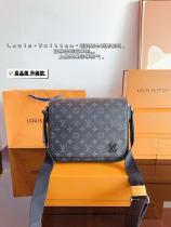 The double-buckle messenger bag is a LV men's shoulder bag, which can be said to be very low-key District PM Presbyopia, this tweed is low-key and steady, and it can also be worn cross-body for daily leisure