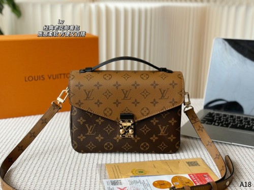 Louis Vuitton's new messenger bag handbag The envelope pocket design is convenient and versatile ✔️ Can be carried on the shoulder or by hand, with adjustable shoulder straps 🉑️ The texture is soft, and it must be worn in 🔥 all seasons