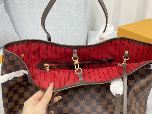  Every Woman Should Have  classic The material is made of classic Monogram canvas It is not only wear-resistant and durable, but also very lightweight The edges of the bag are trimmed with vegetable-leather It is a design that is often used in Lv shopping bags