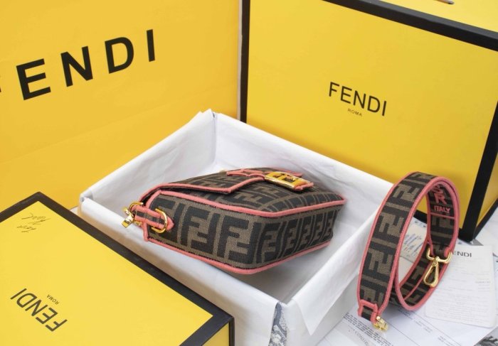 フェンディバッグコピー 大人気2021新品 FENDI レディース ハンドバッグ