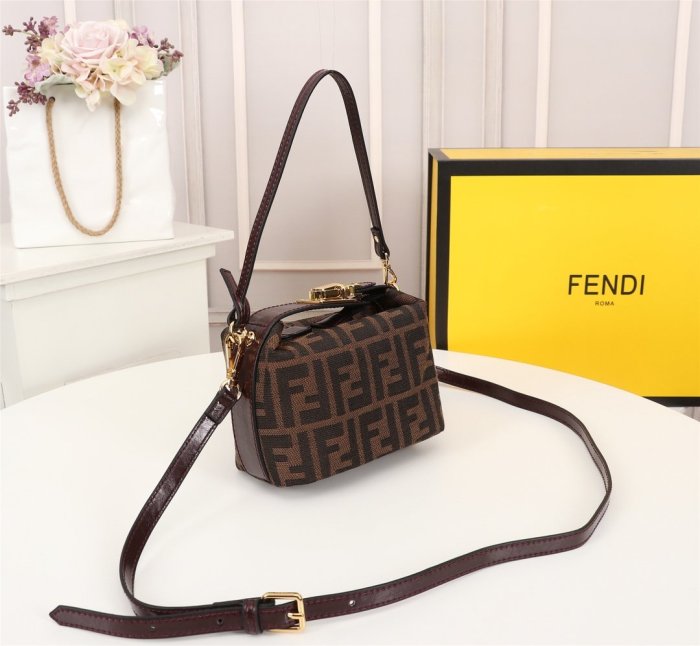 フェンディバッグコピー 2021新品注目度NO.1 FENDI レディース ショルダーバッグ