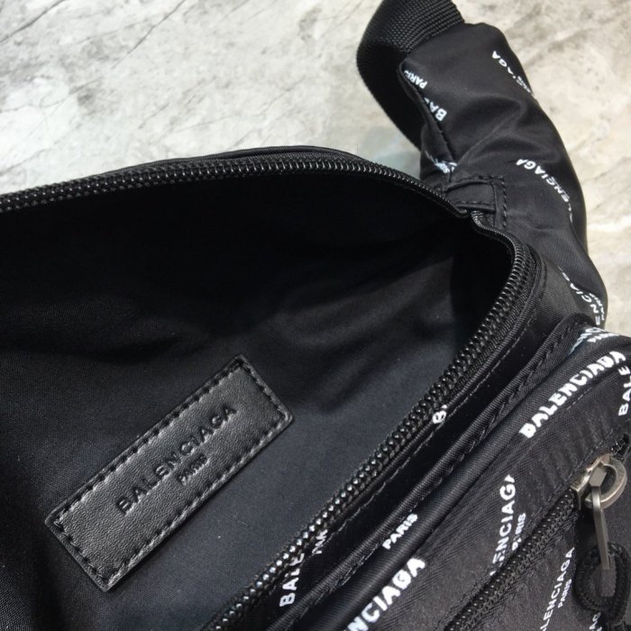 高品質 バレンシアガバッグコピー 大人気2021新品 BALENCIAGA   男女兼用 ボディバッグ