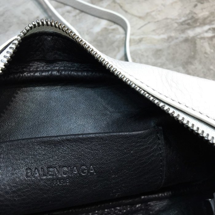 高品質  バレンシアガバッグコピー 2021新品注目度NO.1 BALENCIAGA   男女兼用 ショルダーバッグ
