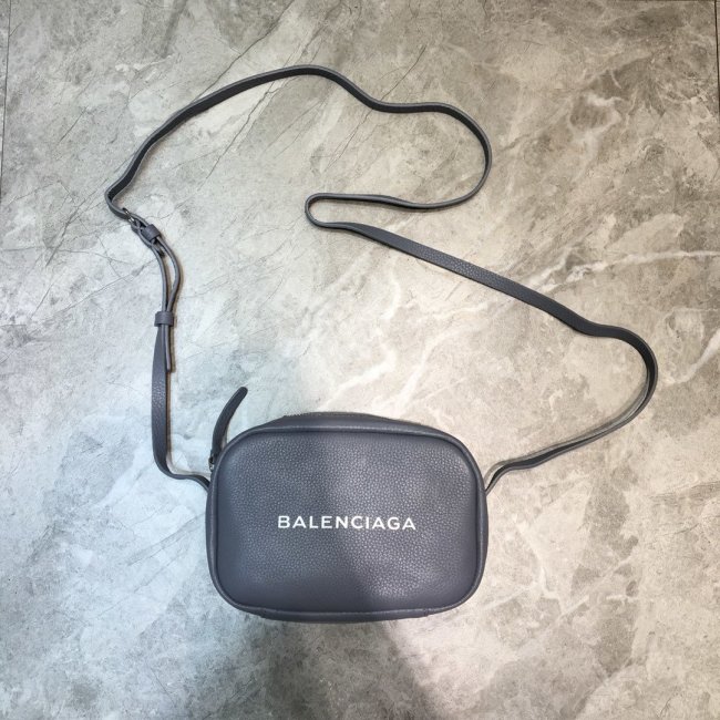 高品質  バレンシアガバッグコピー 2021新品注目度NO.1 BALENCIAGA   男女兼用 ショルダーバッグ
