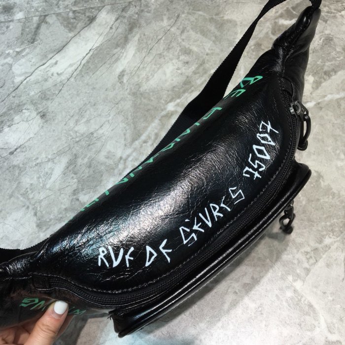 高品質   バレンシアガバッグコピー 2021新品注目度NO.1 BALENCIAGA   男女兼用 ボディバッグ