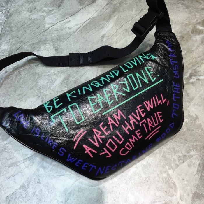 高品質   バレンシアガバッグコピー 2021新品注目度NO.1 BALENCIAGA   男女兼用 ボディバッグ