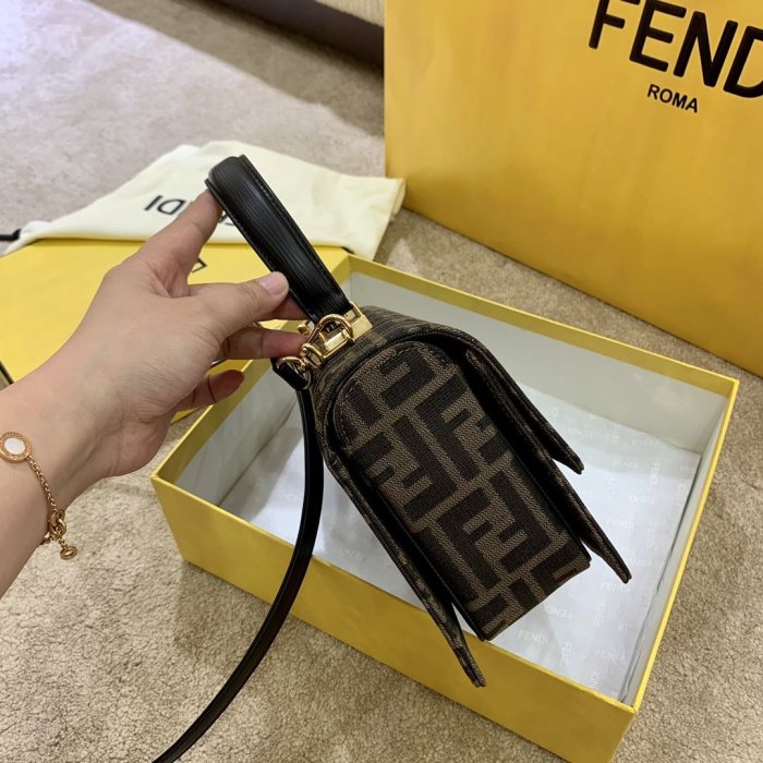 フェンディバッグコピー 2021新品注目度NO.1 FENDI レディース ハンドバッグ