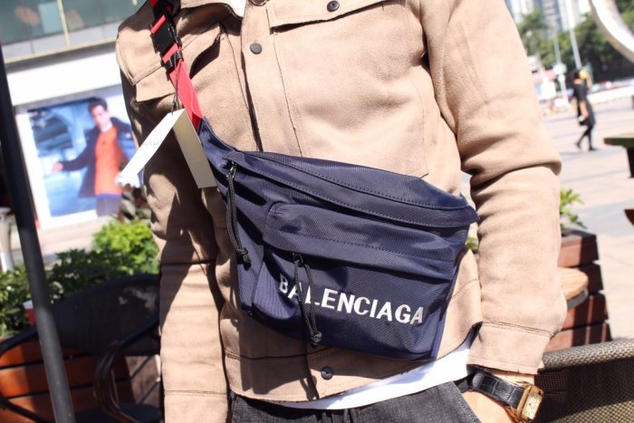 バレンシアガバッグコピー 定番人気2021新品 BALENCIAGA   男女兼用 ボディバッグ