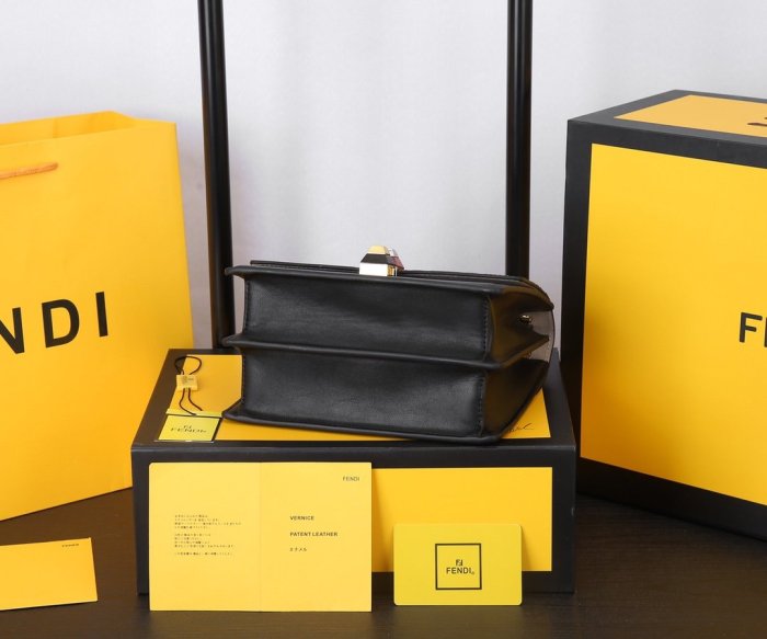 フェンディバッグコピー 大人気2021新品 FENDI レディース ショルダーバッグ