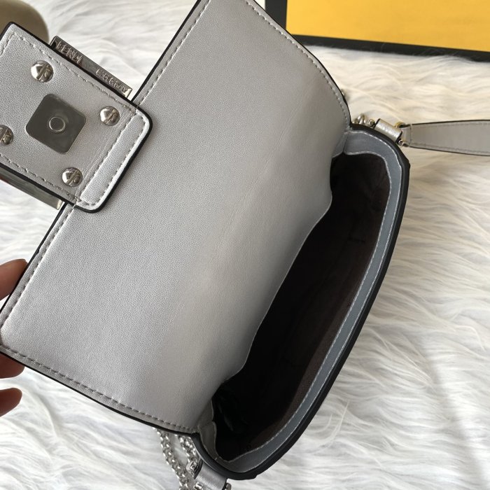 フェンディバッグコピー 2021新品注目度NO.1 FENDI レディース ショルダーバッグ