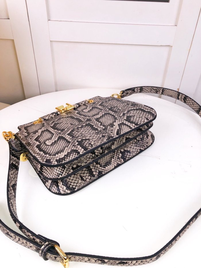 フェンディバッグコピー 2022新品注目度NO.1 FENDI レディース ショルダーバッグ