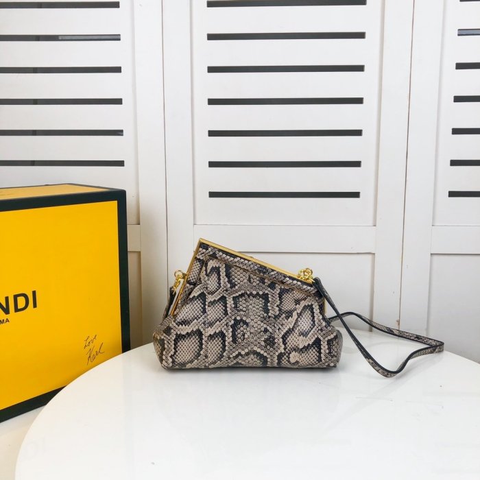 フェンディバッグコピー 大人気2022新品 FENDI レディース ショルダーバッグ