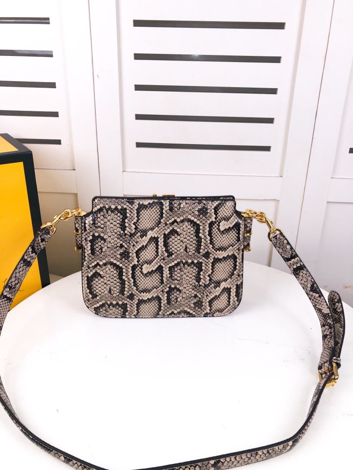 フェンディバッグコピー 2022新品注目度NO.1 FENDI レディース ショルダーバッグ