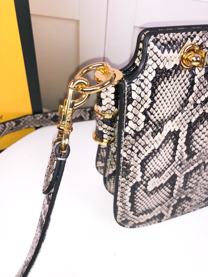 フェンディバッグコピー 2022新品注目度NO.1 FENDI レディース ショルダーバッグ