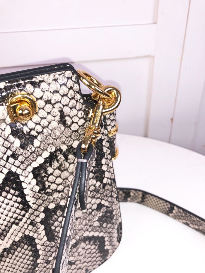 フェンディバッグコピー 2022新品注目度NO.1 FENDI レディース ショルダーバッグ