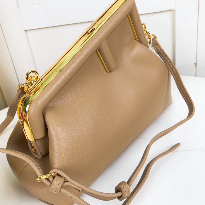 フェンディバッグコピー 2022新品注目度NO.1 FENDI レディース ショルダーバッグ
