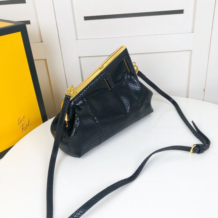 フェンディバッグコピー 2022新品注目度NO.1 FENDI レディース ショルダーバッグ