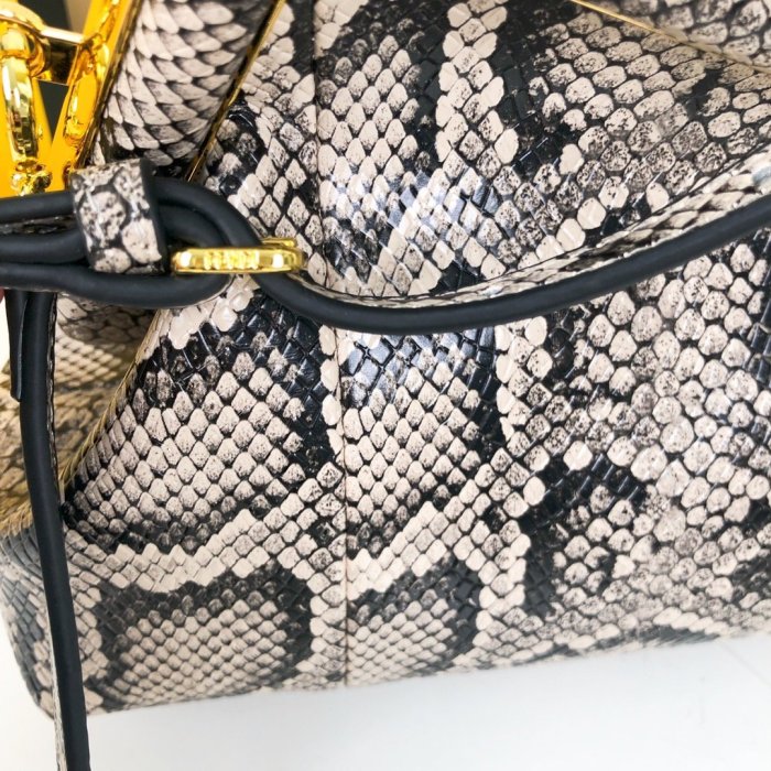 フェンディバッグコピー 大人気2022新品 FENDI レディース ショルダーバッグ