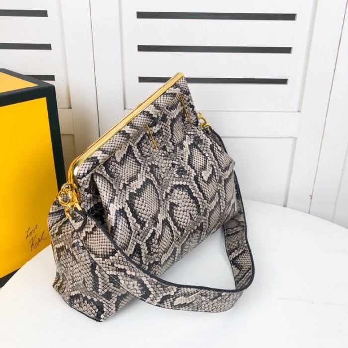 フェンディバッグコピー 2022新品注目度NO.1 FENDI レディース ショルダーバッグ