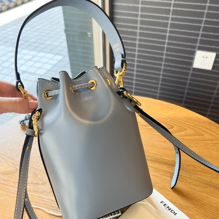 フェンディバッグコピー 2022新品注目度NO.1 FENDI レディース バケツバッグ