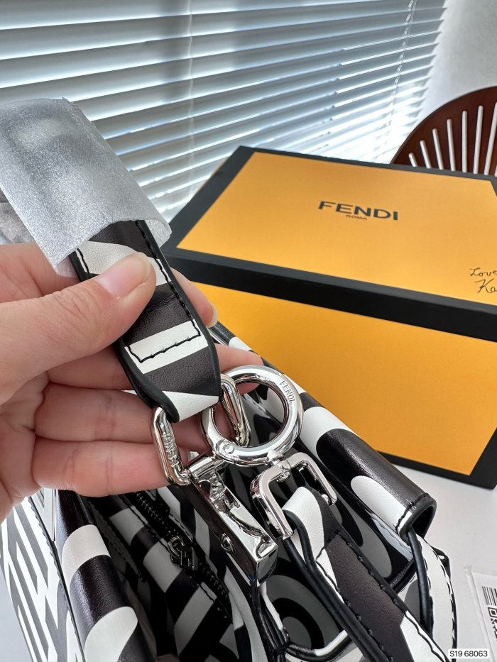 フェンディバッグコピー 大人気2023新品 FENDI レディース ハンドバック