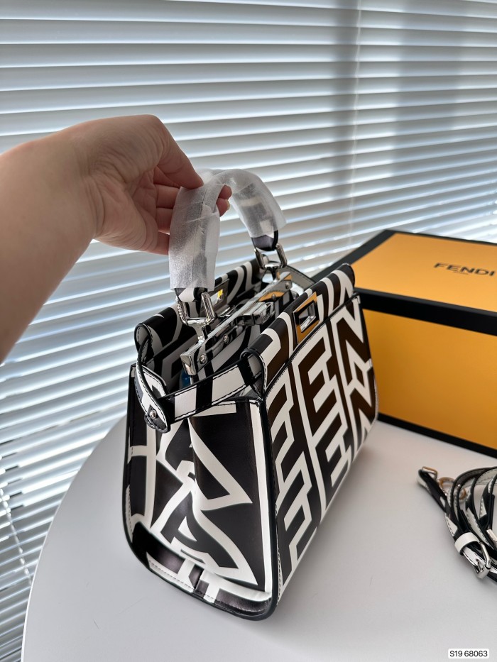 フェンディバッグコピー 大人気2023新品 FENDI レディース ハンドバック
