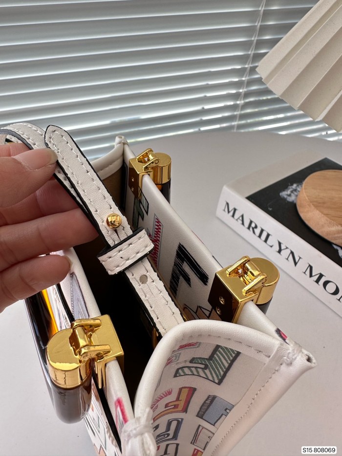 フェンディバッグコピー 定番人気2023新品 FENDI レディース 携帯 電話 バッグ
