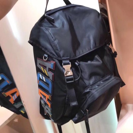 送料込   2024 プラダ 新作バックパック偽物