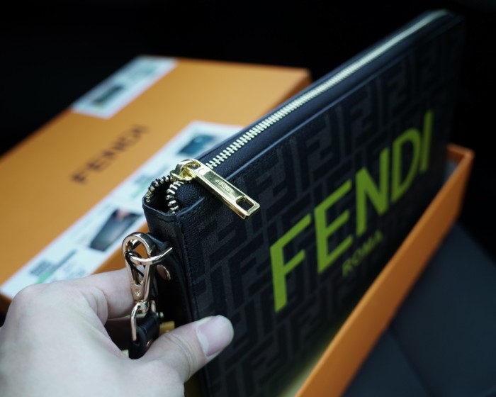日本未入荷  2024 フェンディ 新作クラッチバッグコピー