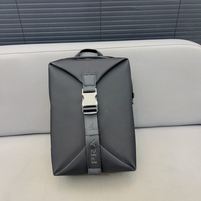 日本未入荷  2024 プラダ 新作バックパック偽物