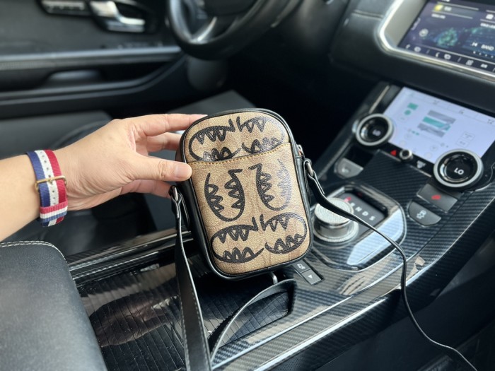 日本未入荷  2024 コーチ 新作携帯電話バッグスーパーコピー