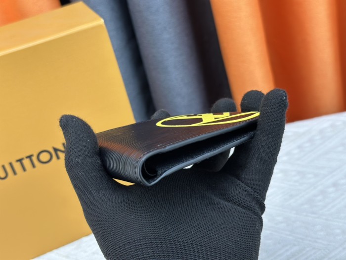 定番人気！ルイヴィトン メンズ 折り財布 偽物 M60895