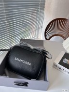 超希少！2024 バレンシアガ 新作 ショルダーバッグ スーパーコピー 8200