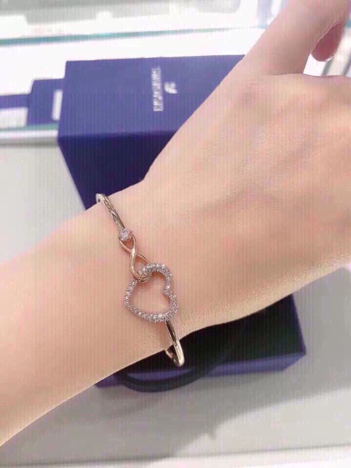 【限定カラー】スワロフスキー ブレスレット 偽物 5518869
