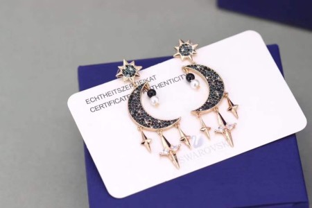 送料込 スワロフスキー ピアス コピー