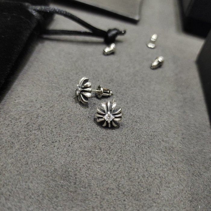 日本未入荷 クロムハーツ ピアス 偽物