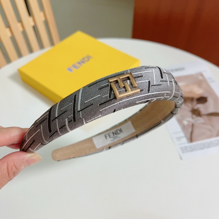 入手困難品！フェンディ ヘアバンド 偽物