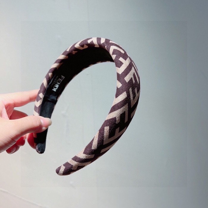 注目度抜群！フェンディ ヘアバンド 偽物