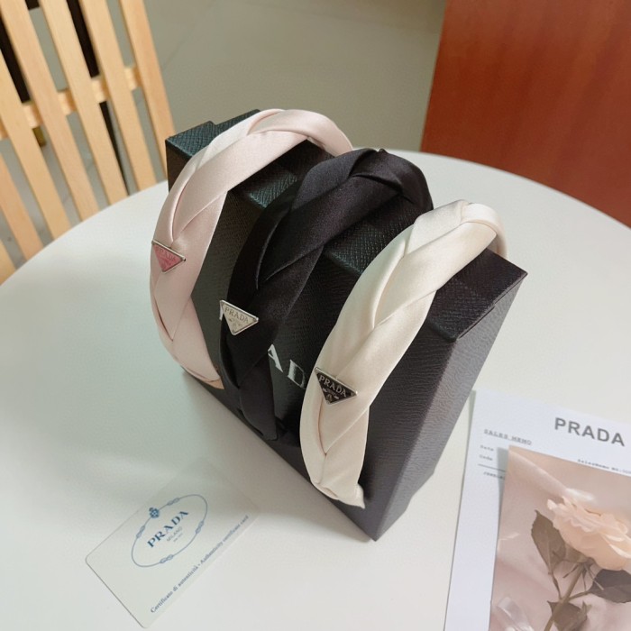 日本未入荷 プラダ ヘアバンド コピー