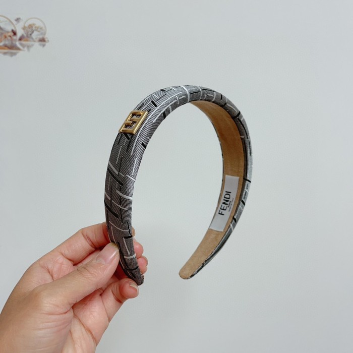 入手困難品！フェンディ ヘアバンド 偽物