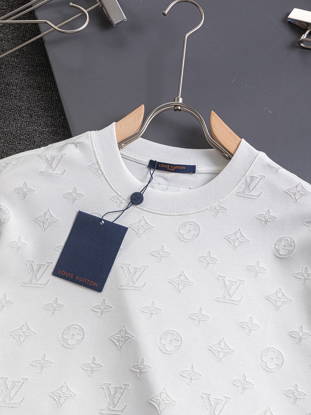 目を惹くカラー 2025 ルイヴィトン 新作 半袖Tシャツ 偽物