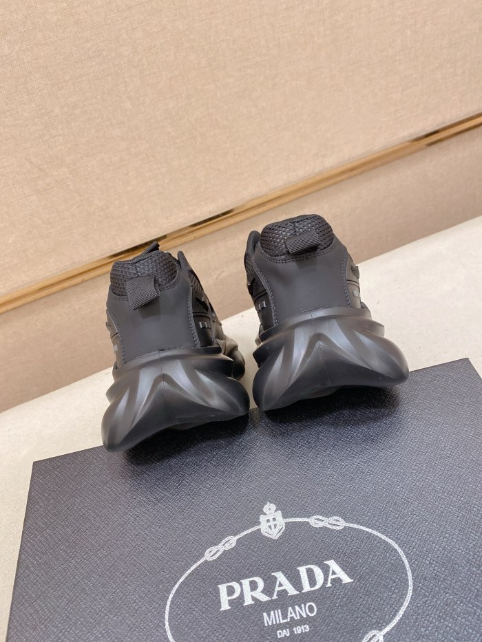 目を惹くカラー 2026 プラダ 新作 スニーカー コピー