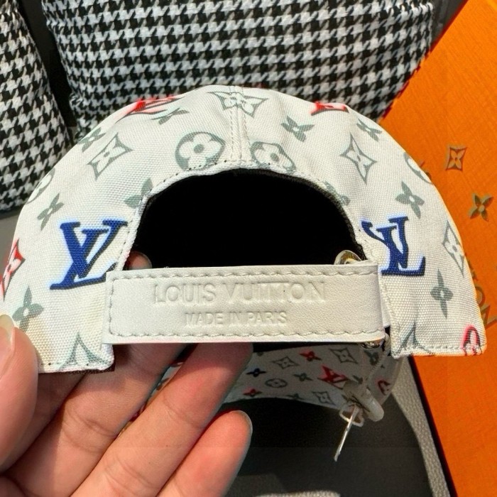 目を惹くカラー 2026 ルイヴィトン 新作 帽子 キャップ スーパーコピー