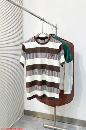 日本未入荷 2026 プラダ 新作 半袖Tシャツ 偽物