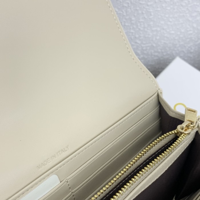 日本未入荷 セリーヌ 男女兼用 長財布 偽物 10033