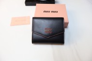 注目アイテム♡  ミュウミュウ レディース 折り財布 コピー 3色 2516-1